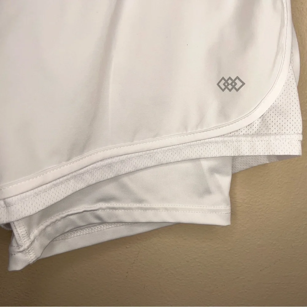 MEDIUM LEGEND WHITE ATHLETIC SHORTS PULL ON ACTIVEWEAR